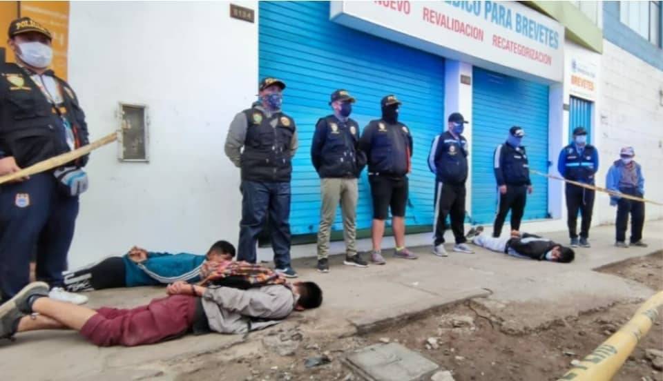 Agentes detienen a miembros de la banda 