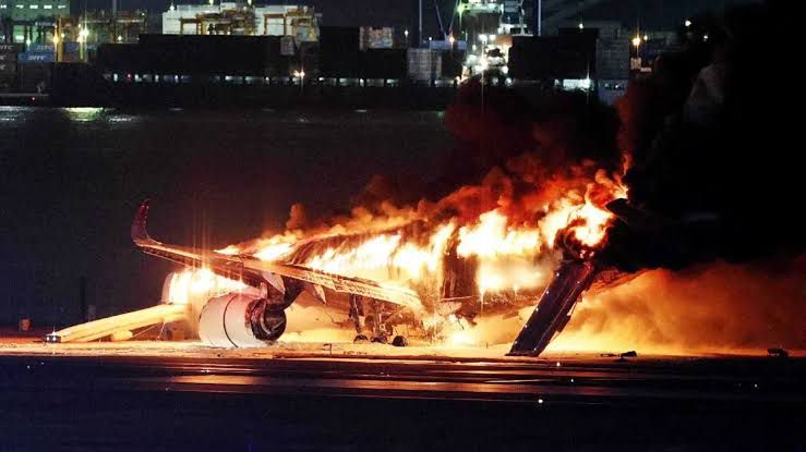 Japón : un avión con cientos de pasajeros se incendió en el aeropuerto de Tokio