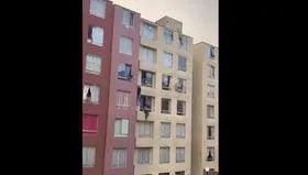 Hombre cae de cuarto piso por evitar que una adolescente se suicide. 