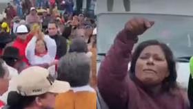 Mujer “jalonea “a presidenta Dina Boluarte  durante inauguración de una carretera en  Ayacucho