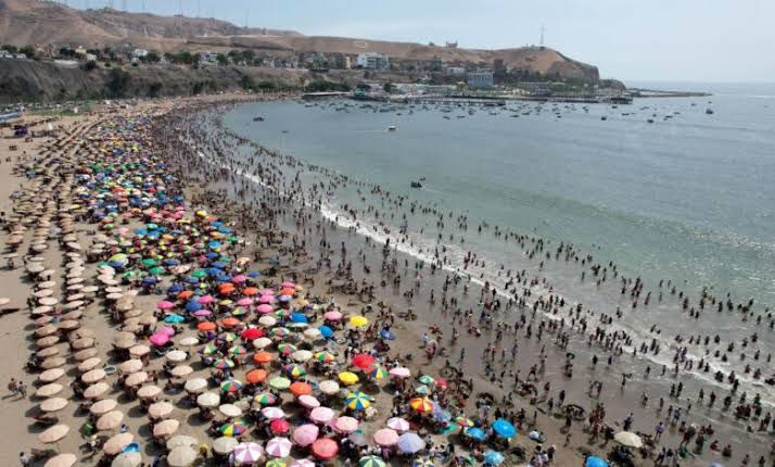 Fuerte calor hace que visitantes abarroten las playas de Miraflores