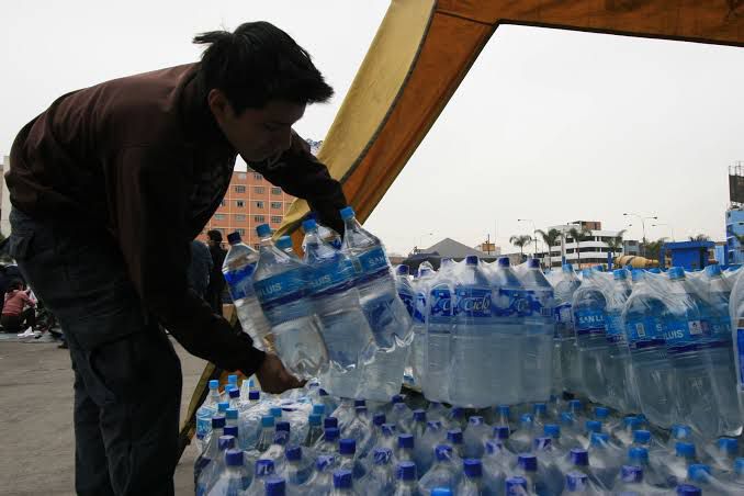 Agua embotellada arrasa con las ventas tras ola de calor