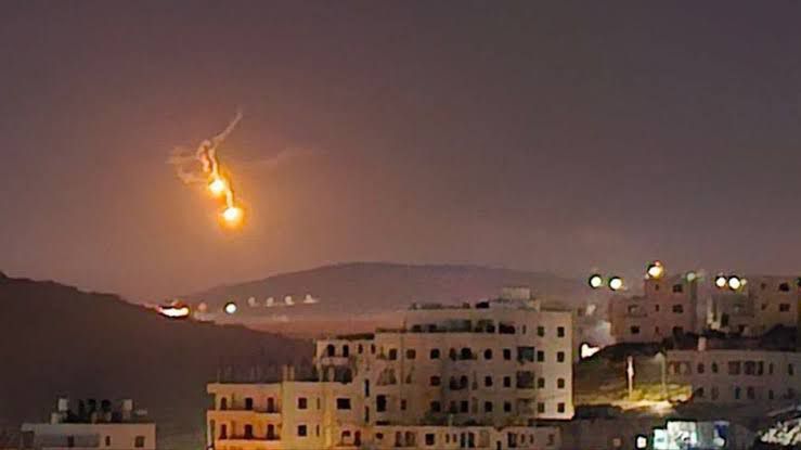 Irán ataca Israel y este cierra su espacio aéreo