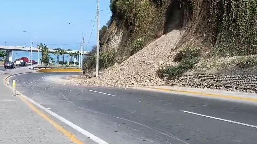 ¡ Atención! Deslizamiento de tierra y caída de piedras en la Costa Verde tras sismo en Lima