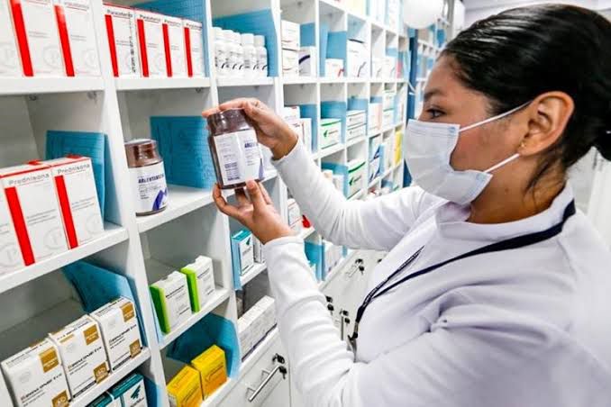 Colegio Químico Farmacéutico de Lima detectó 13 productos sin registro sanitarios que tiene venta libre en las farmacias 