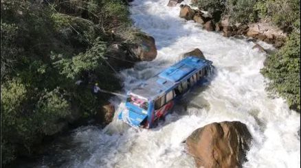 Chachapoyas: 10 heridos y un policía desaparecido tras la caída de un bus al río Utcubamba