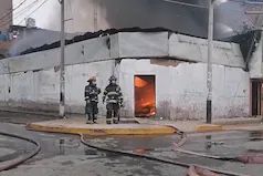 San Martín de Porres: Incendio en depósito de cueros  Los bomberos vienen trabajando arduamente para controlar el siniestro que ha generado la alarma de los vecinos.
