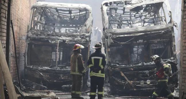Ate: incendio consume taller de buses interprovinciales
