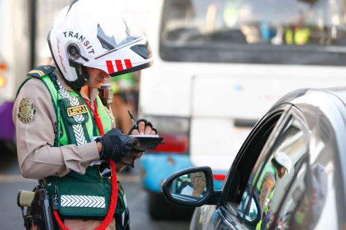 Pésimos conductores ya no podrán revalidar su licencia de conducir 