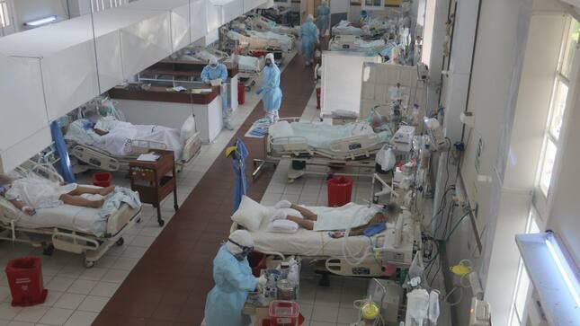 Culpan a ministro César Vásquez de mala gestión y Alertan que hospitales no cuentan con camas UCI disponibles
