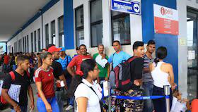 Desde hoy ciudadanos venezolanos deben presentar visa y pasaporte para ingresar a Perú