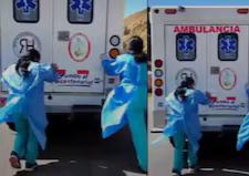 Enfermeras empujan ambulancia que se quedó sin batería