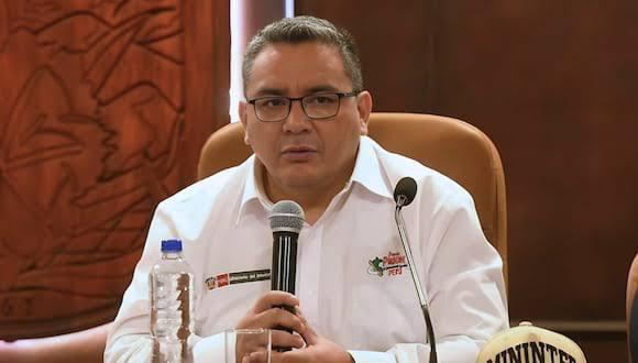 Ministro Santiváñez debe al Estado casi medio millón de soles