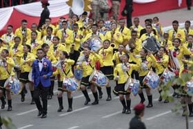 Colegios de Huaycán virales de TikTok se lucen en Gran Parada y Desfile militar a ritmo de Chacalón
