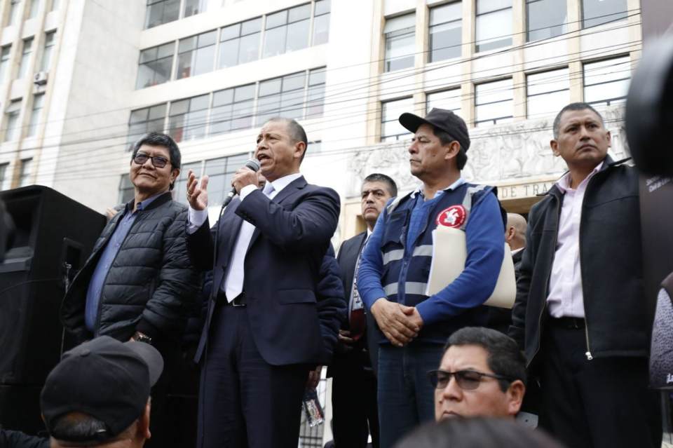 Ministro de Trabajo se reúne con sindicatos de construcción civil