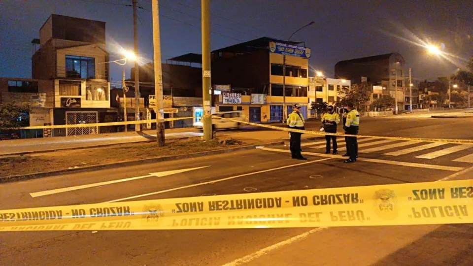 Comas: Extorsionadores disparan a combi repleta de pasajeros. Chofer fue asesinado y el cobrador resultó herido