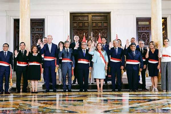 Dina cambia a 4 ministros y los haces jurar que no comentarán “actos de corrupción”