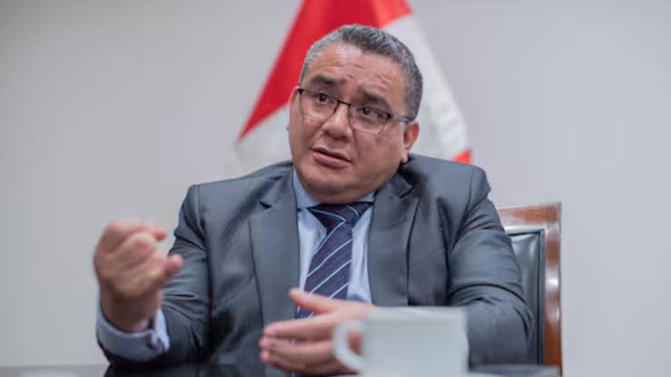 Ministro Santiváñez : peritaje concluye que la voz que aparece en los audios no es auténtico 