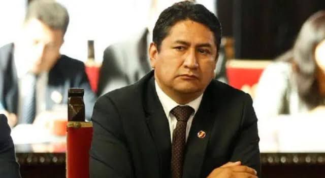 Ministerio del Interior eleva a 500 mil soles recompensa por información para capturar a Vladimir Cerrón y otros delincuentes 