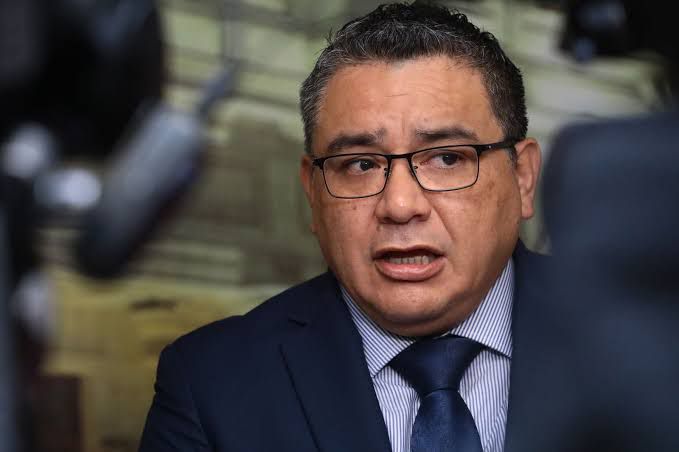 Congreso acepta “moción de interpelación” a ministro Juan José Santivañez 
