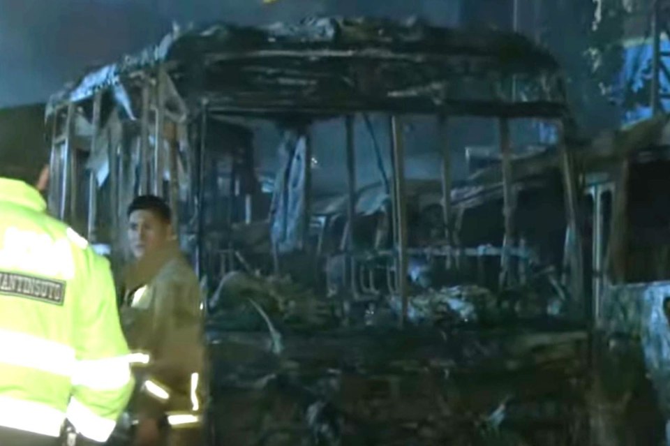 Independencia: incendio consume 25 buses dentro de una cochera de un colegio 
