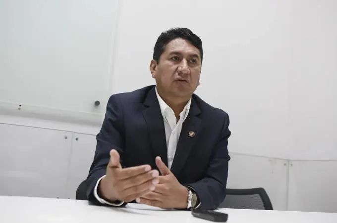 Vladimir Cerrón ofrece entrevista desde la clandestinidad y deja entrever que estaría fuera del país 