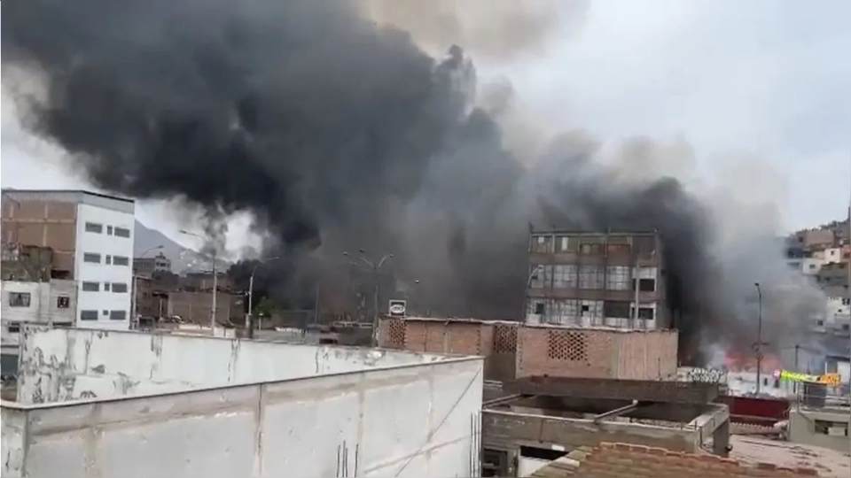 30 unidades de bomberos lograron controlar incendio en el Cerro El Pino  en La Victoria