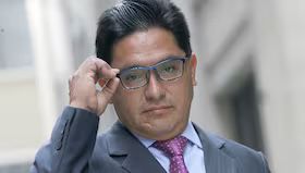 Inician investigación contra el fiscal Lucio Sal y Rosas por devolver barras de oro 