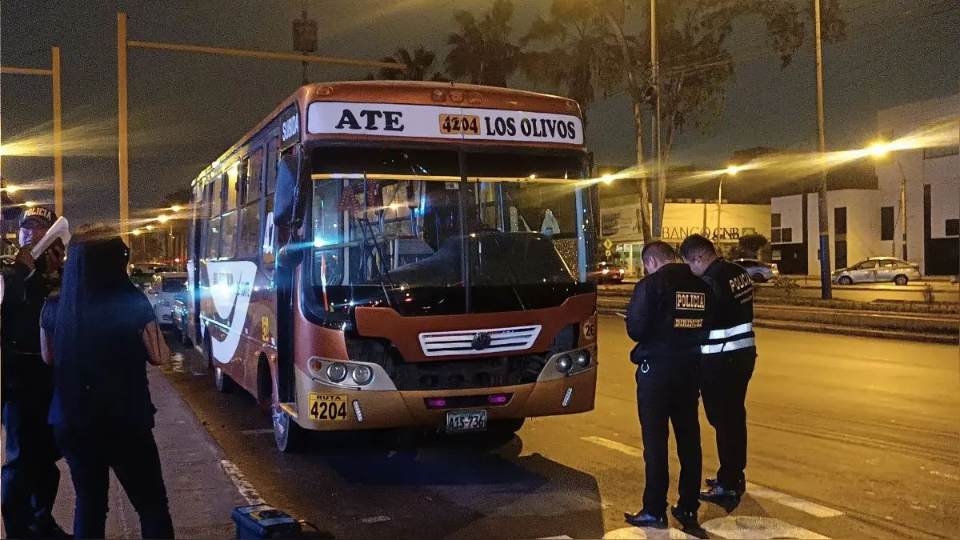Los Olivos: disparan a chofer de bus mientras transitaba con pasajeros 