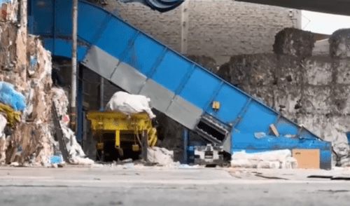 Trabajador muere triturado por máquina industrial de reciclaje