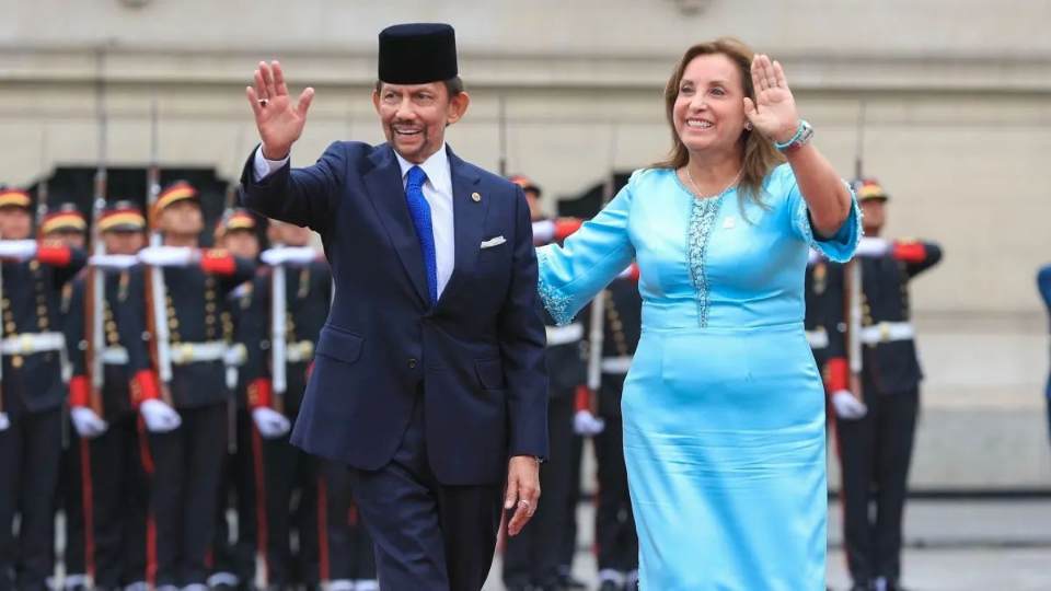 Sultán de Brunei ya está en Lima reunido con Dina Boluarte