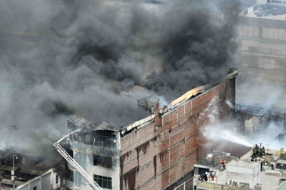 Al menos 20 unidades de bomberos voluntarios atienden siniestro