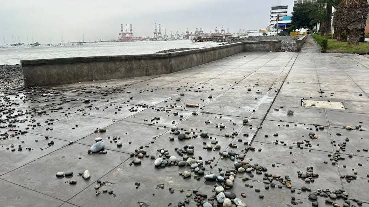 Callao: Oleaje anómalo cubre la avenida Costanera con piedras y escombros