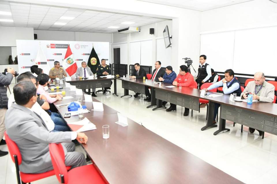 Mininter y alcaldes fortalecen plan de seguridad en distritos en emergencia