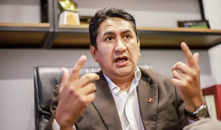 Prófugo Vladimir Cerrón se burla de la justicia peruana desde una carretera nevada            