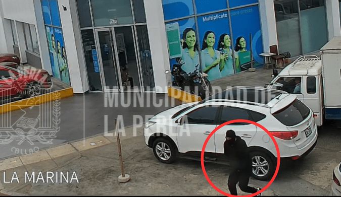 Impactante asalto a BBVA en La Perla: delincuentes huyen con botín millonario en pleno día