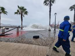 Puerto del Callao en alerta: evalúan cierre por fuerte oleaje anómalo     Oleajes de hasta el triple de altura normal afectan la costa norte y centro del Perú
