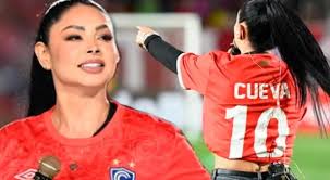 Pamela Franco se luce con camiseta de Cueva en Noche Imperial 2025 de Cienciano