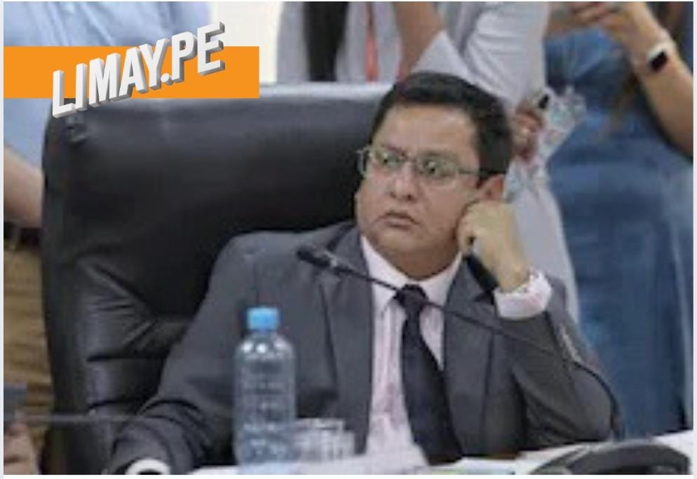 Ministro Vásquez sacrifica a funcionaria para salvarse
