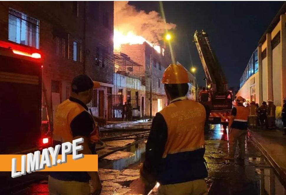 Incendio en Barrios Altos sigue activo pese a presencia de 40 unidades de bomberos