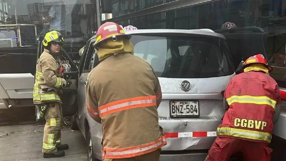 Auto invade vía del Metropolitano y choca frontalmente con bus en Barranco