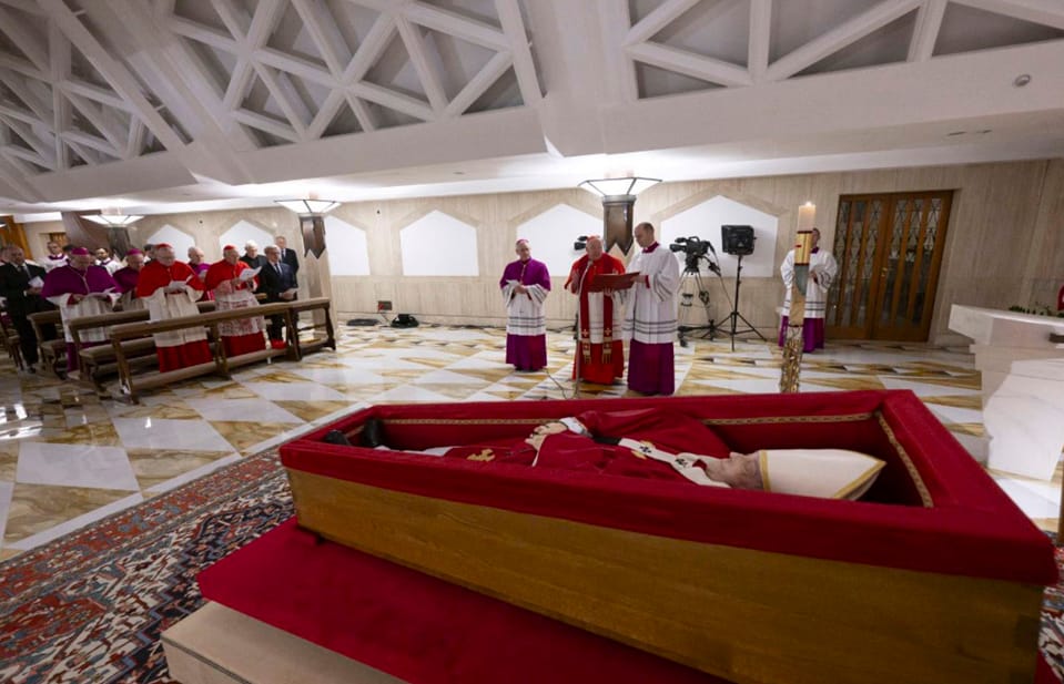 Féretro abierto del papa Francisco: Vaticano difunde primeras imágenes