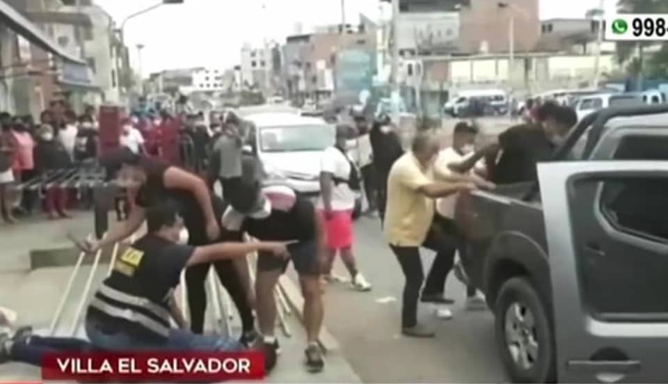VES: A balazos policía frustra asalto a distribuidora de bebidas [VIDEO]