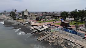 Cierran playa la Punta tras derrame de petróleo