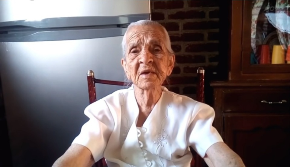 [VIDEO] Abuelita de 87 años pide que la sigan en YouTube y compartan sus videos para "ganar algunos pesos" 