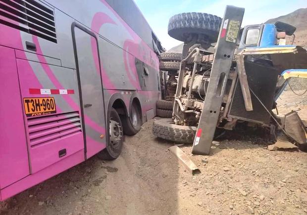 Barranca: Choque entre bus y camión deja 30 heridos 