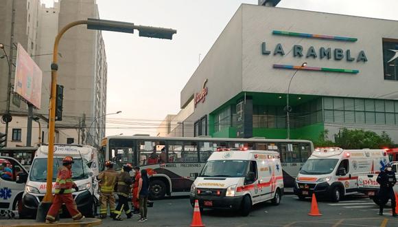 Breña: Choque entre una ambulancia y un bus deja siete heridos