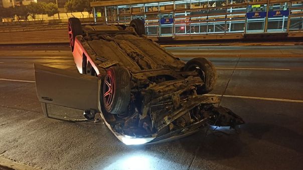 Hombre se salva de morir tras chocar su auto en la Vía Expresa 