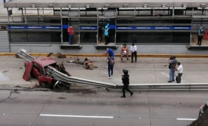 Auto choca y derrumba muro de vía exclusiva del Metropolitano