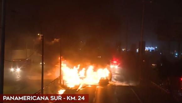 Auto y camión se incendian tras chocar en la Panamericana Sur